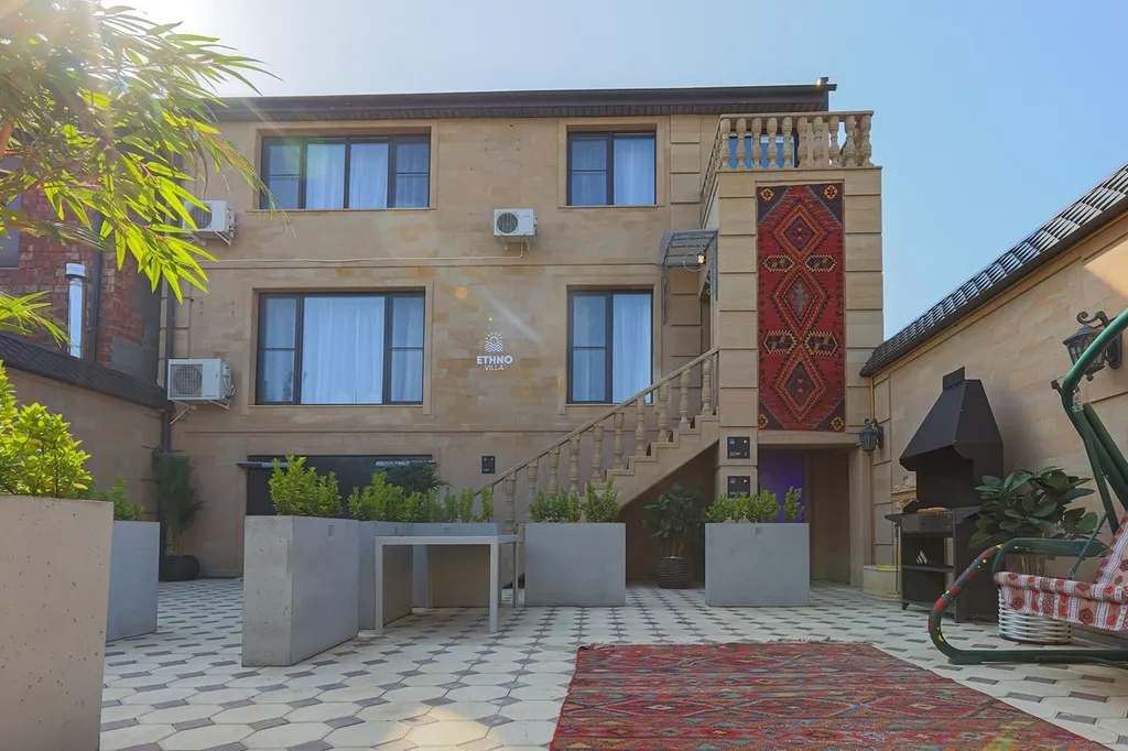 Бассейн с подогревом и лаундж зоной