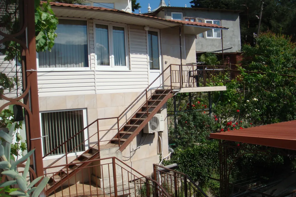 Студия в домике с беседкой