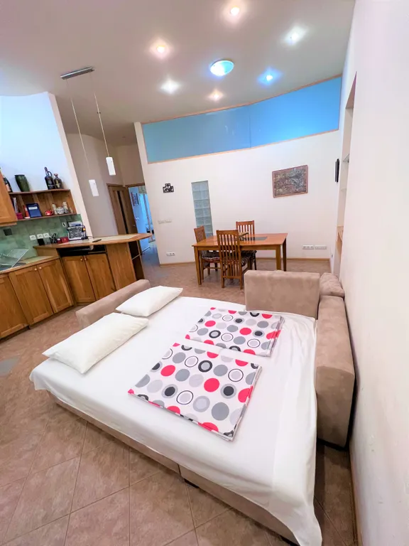 Квартира с балконом у площади Республики и экскурсии с Рубеном