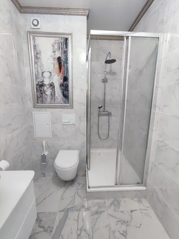 Современная уютная квартира с камином