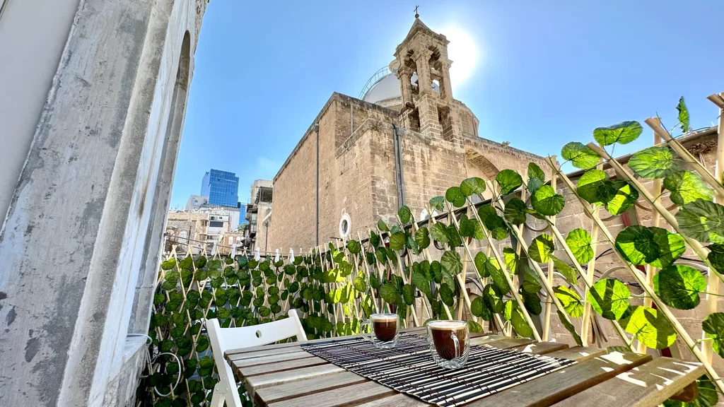 Крутые апартаменты с балконом рядом с Парижской площадью