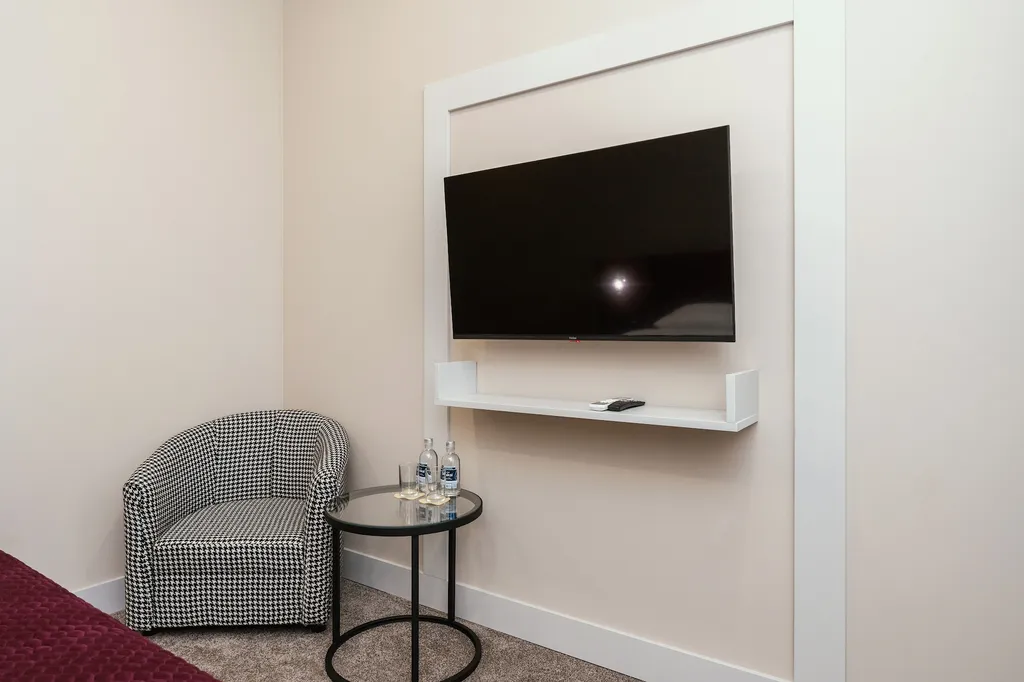 Мини-отель Imperial Joy находится на 2 этаже караоке-бара