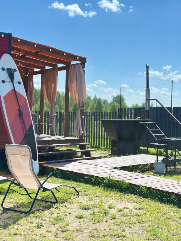 Стильный Красный дом у реки