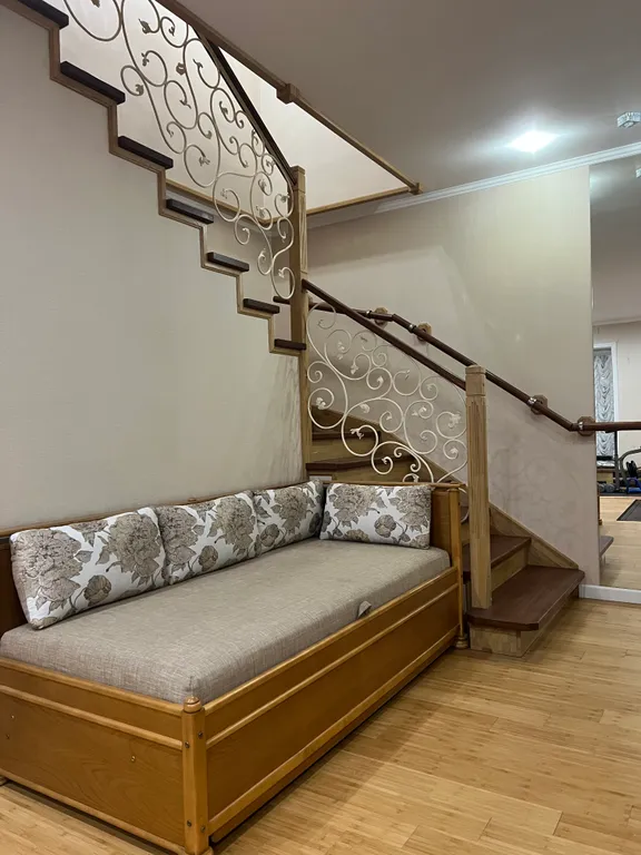 Дом с бассейном и бильярдом