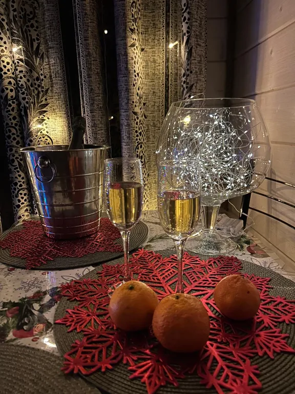 Уютный домик на берегу реки