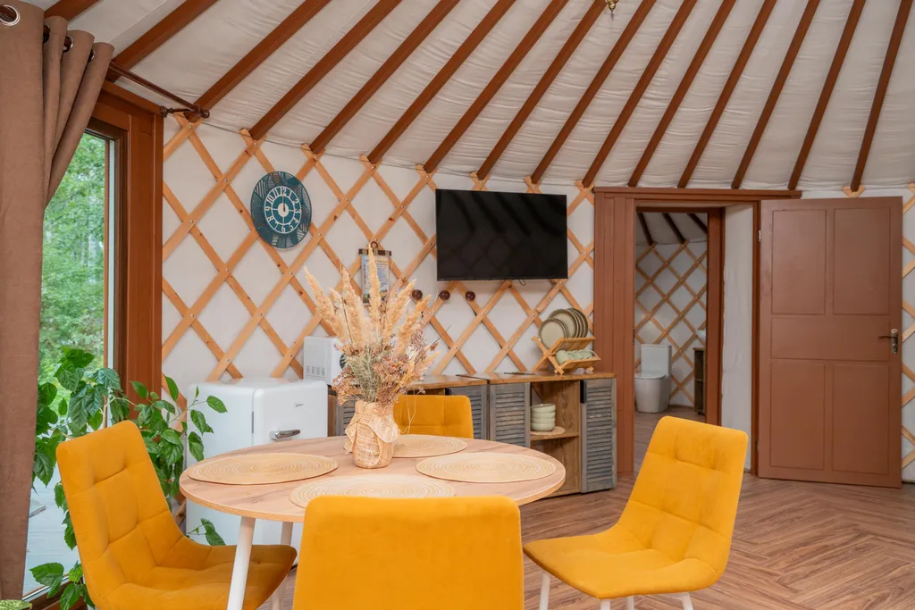 Глэмпинг в лесу