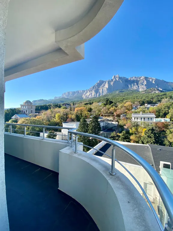 Огромная квартира с бассейном и видом на море — аренда посуточно в Кореиз