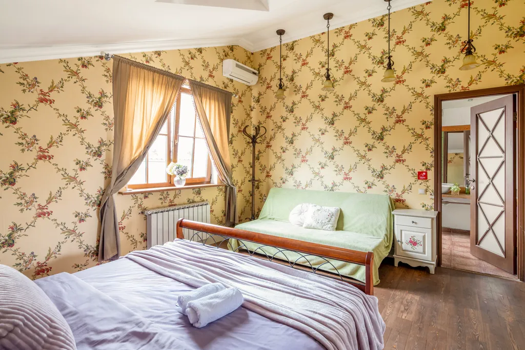 Белый коттедж с баней и бассейном рядом с озером