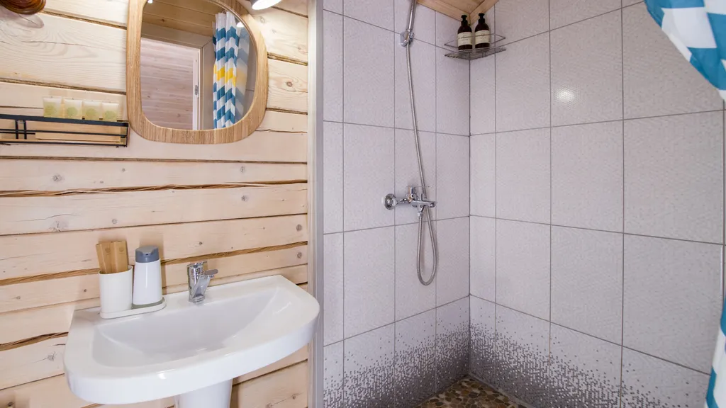 Уютный дом на берегу озера