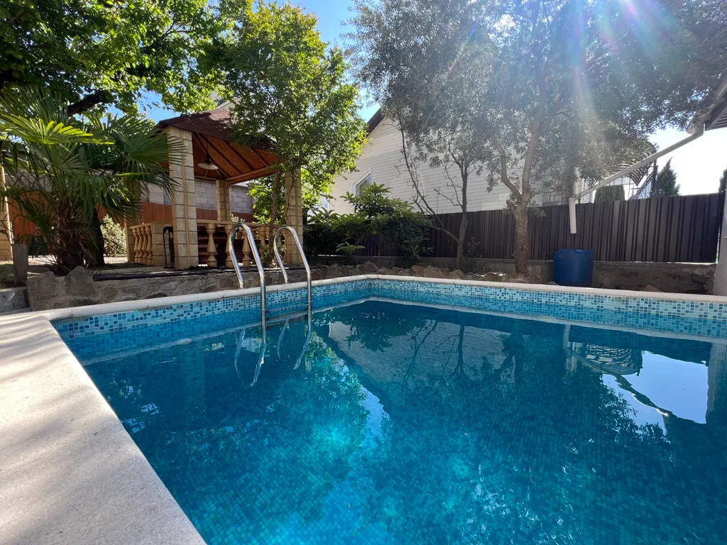 Дом с бассейном и баней