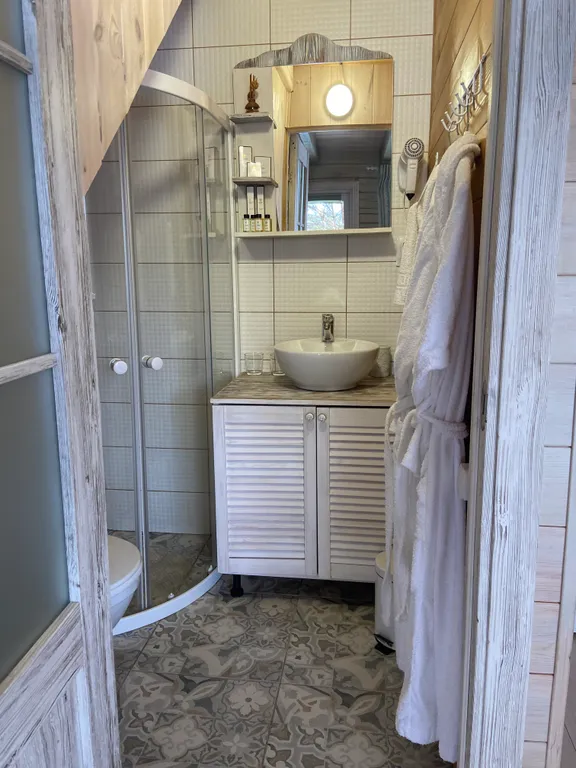 Уютный кедровый отдельностоящий двухэтажный коттедж с видом на горы