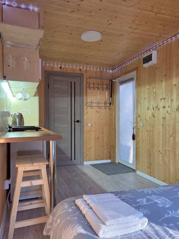 Тёплый домик в лесу с видом на горы