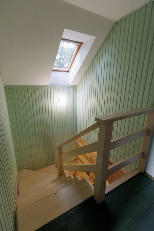 Коттедж в окружении лесных деревьев