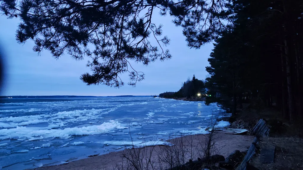 Коттедж Коттедж с баней, чаном и детской площадкой с батутом у озера, в бору — Ланино