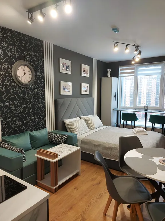 Студия с барной стойкой у окна