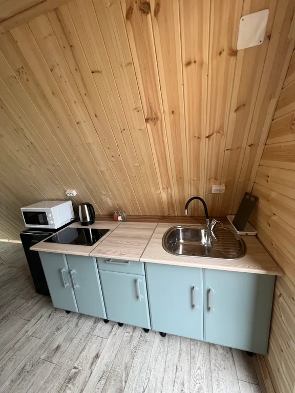 Треугольный дом на берегу реки