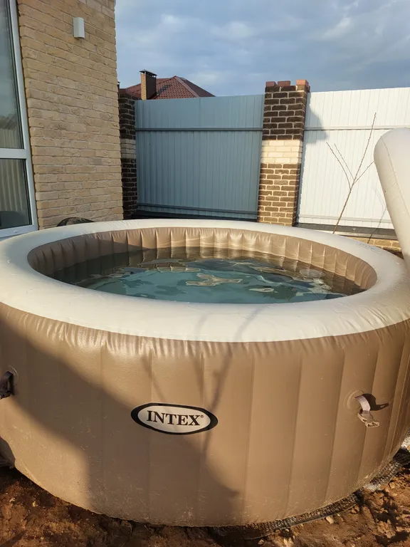 Домик в деревне в окружении леса