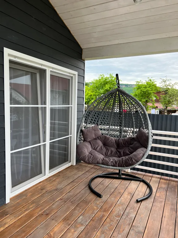 Новый дом с собственной территорией и видом на горы