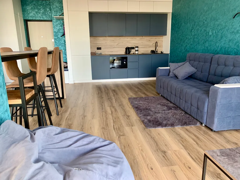 Элитная квартира с панорамным окнами витражами с видом на море