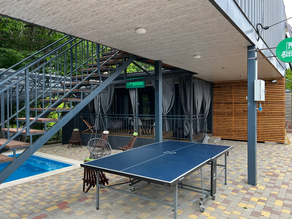 Домик в лесу с верандой и видом на море