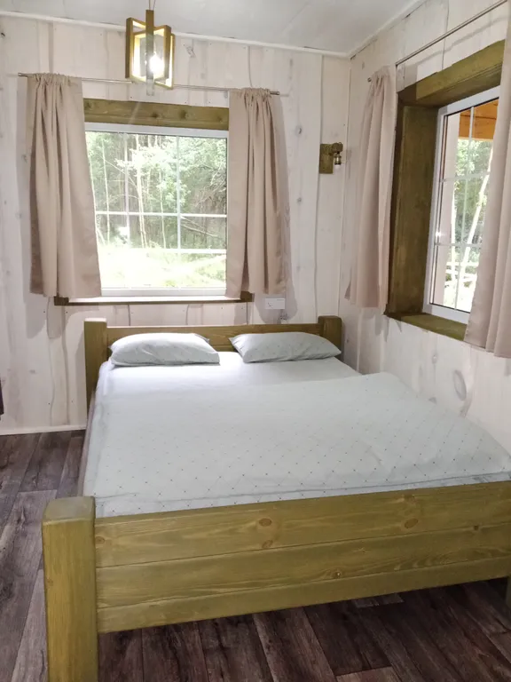 Дом в лесу у ручья