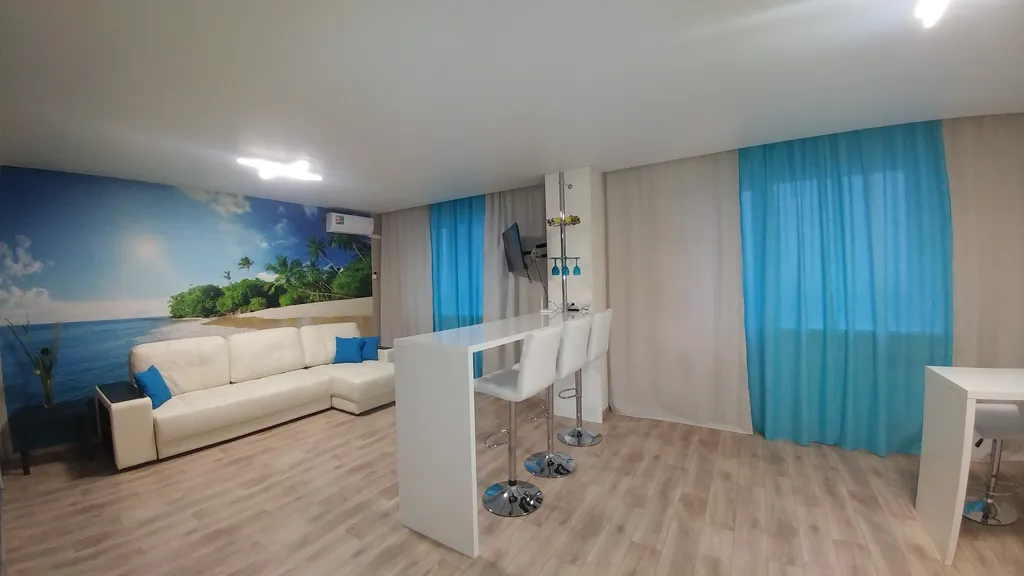 Светлая квартира- студия в голубых тонах с красивым видом на город