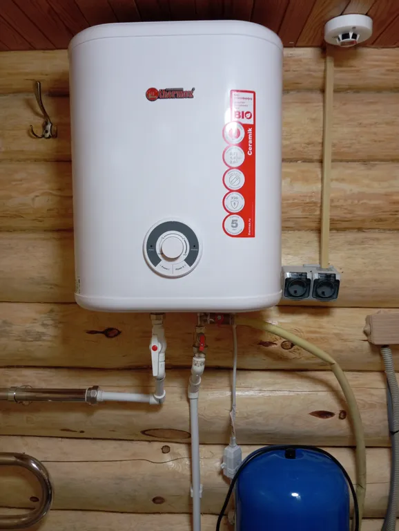 Деревянный дом, на берегу меличуярви, на краю леса в карельском селе