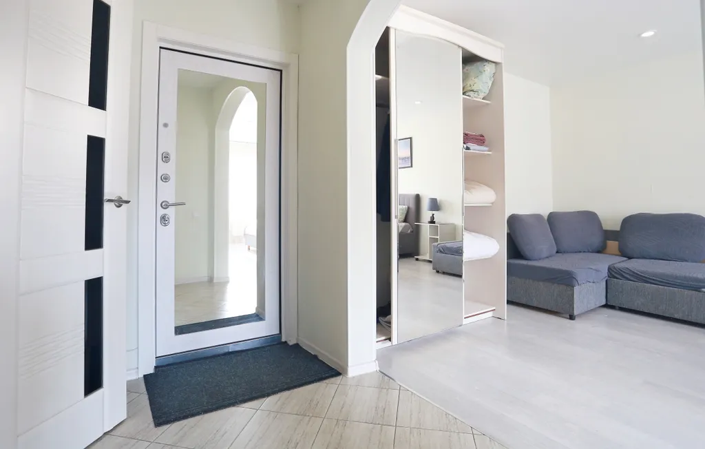 Уютная квартира в стиле лофт с комфортной кроватью и угловым диваном