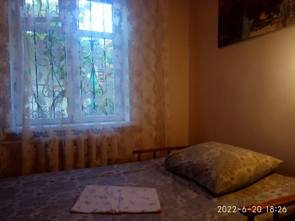 Комната с видом на осенний двор и сад