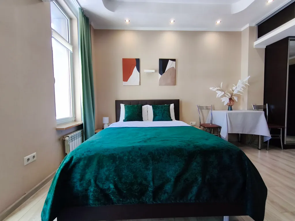 Стильная студия с балконом и  панорамным видом на горы