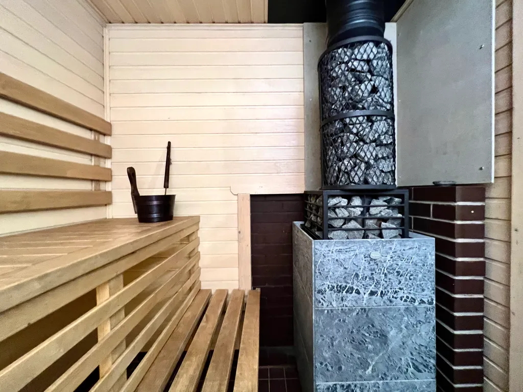 Маленький дом на берегу озера