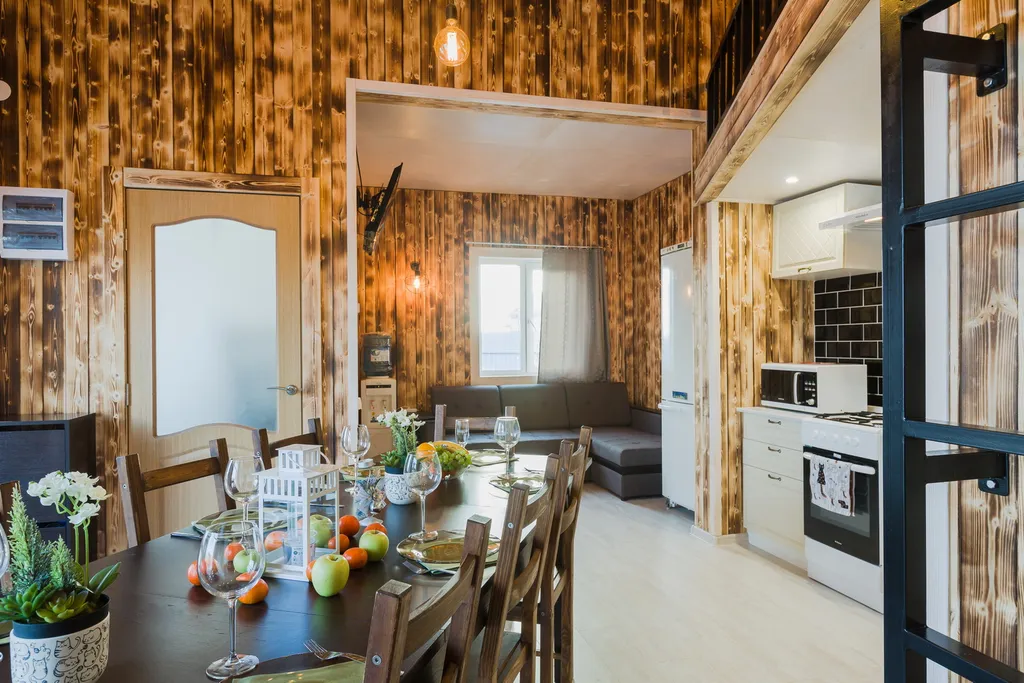 Дом с панорамными окнами на берегу озера, баня, лодка