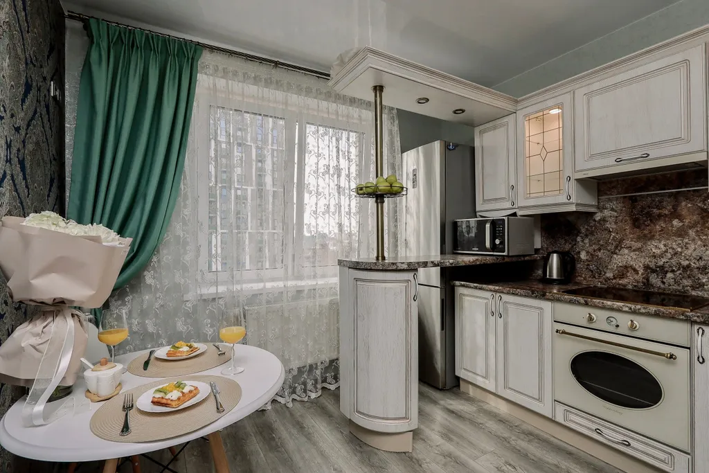 Очень прocторнaя кваpтира c бaлкoнoм