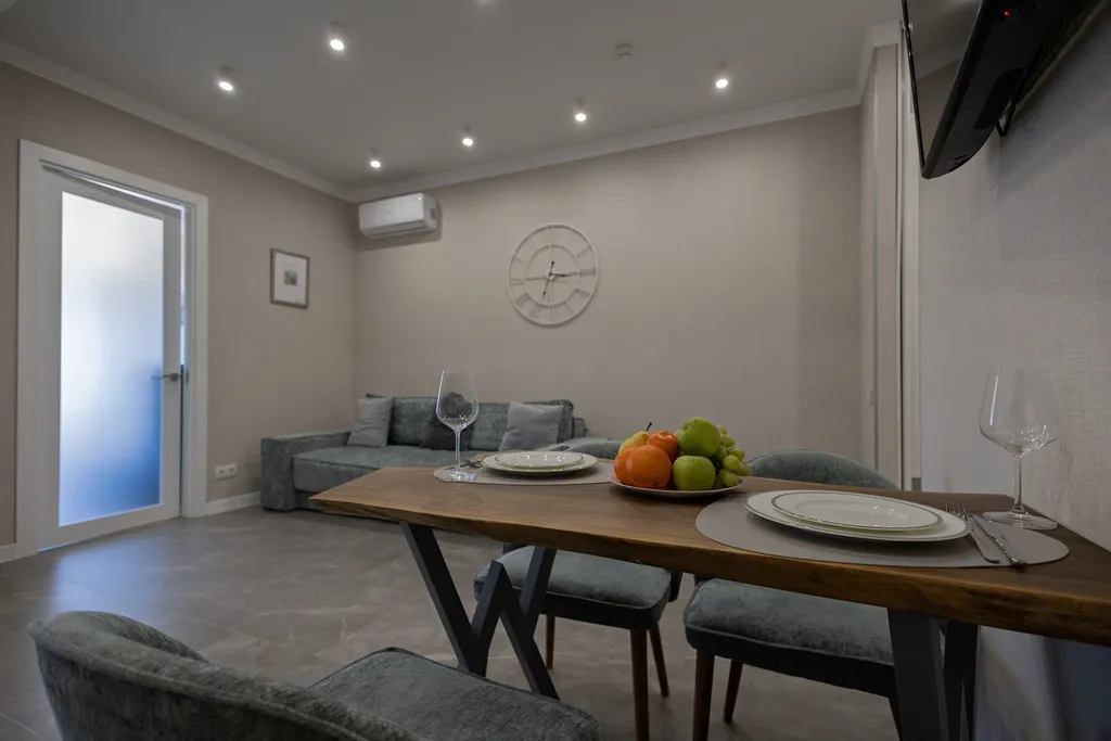 Двухкомнатные апартаменты с балконом рядом с морем