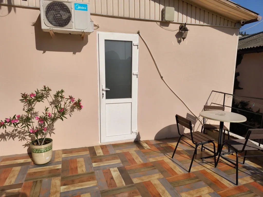 Номер-студия с выходом на террасу.