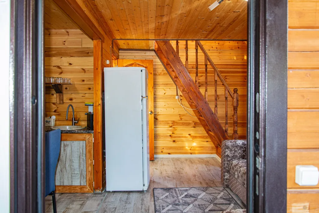 Деревянный экодом в идеально чистом месте