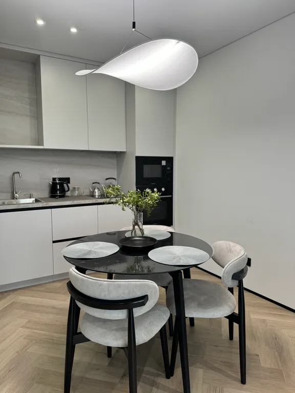 Дизайнерский ремонт с красивым вид из окна