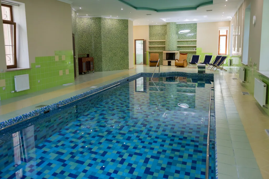 Особняк с большим бассейном в живописном лесном поселке