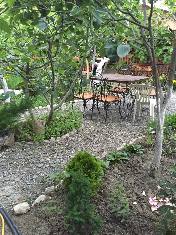 Коттедж в саду