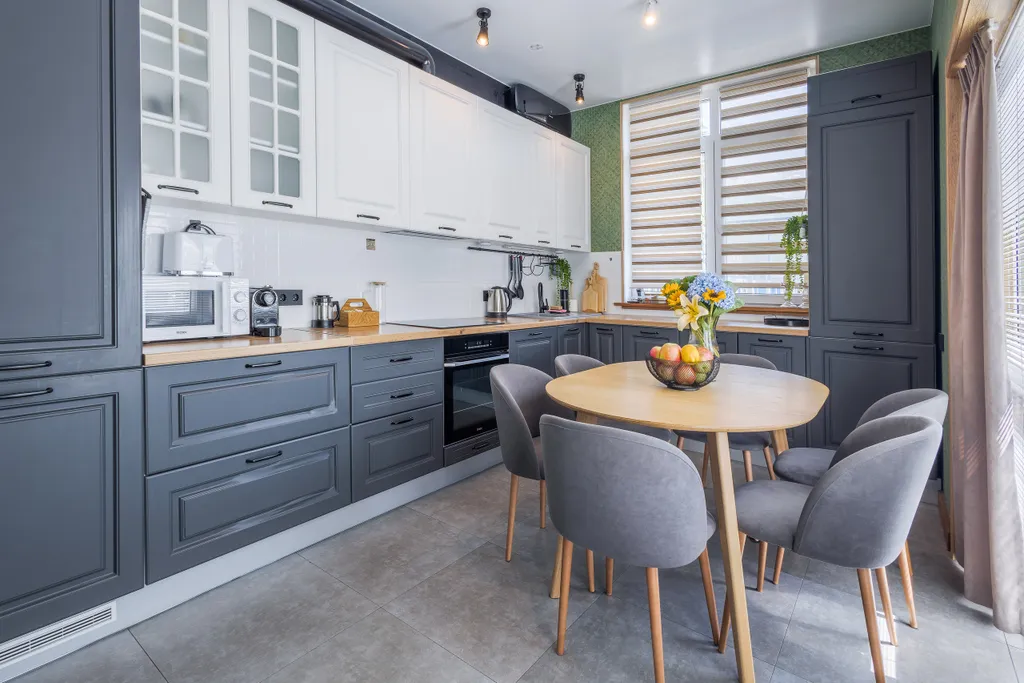 Дом у сквера в центре Поляны