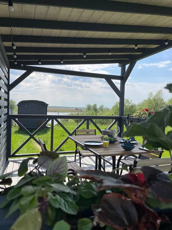 А-фрейм Ель на берегу реки