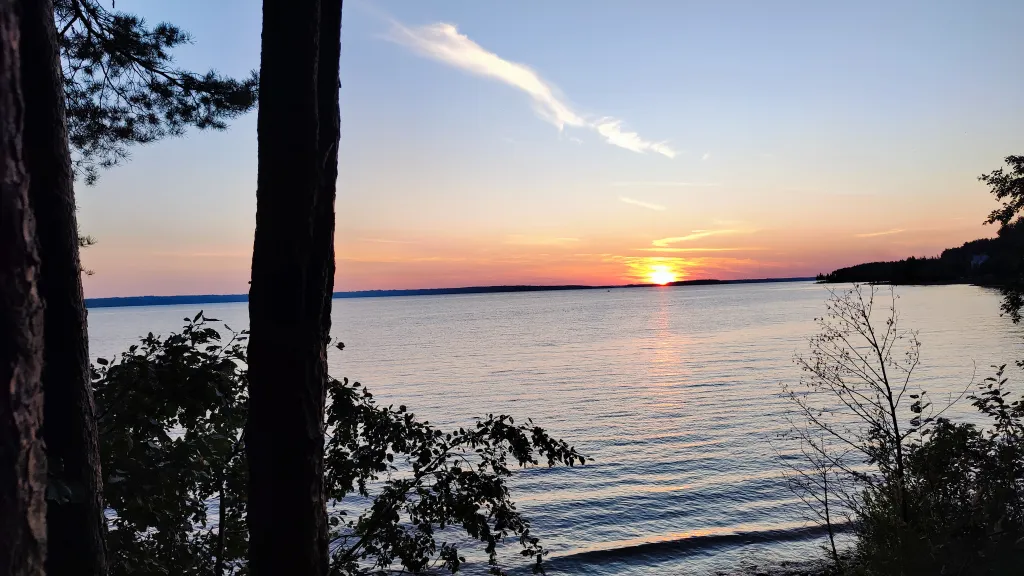 Коттедж Дом у озера с баней, чаном и детской площадкой с батутом. — Ланино