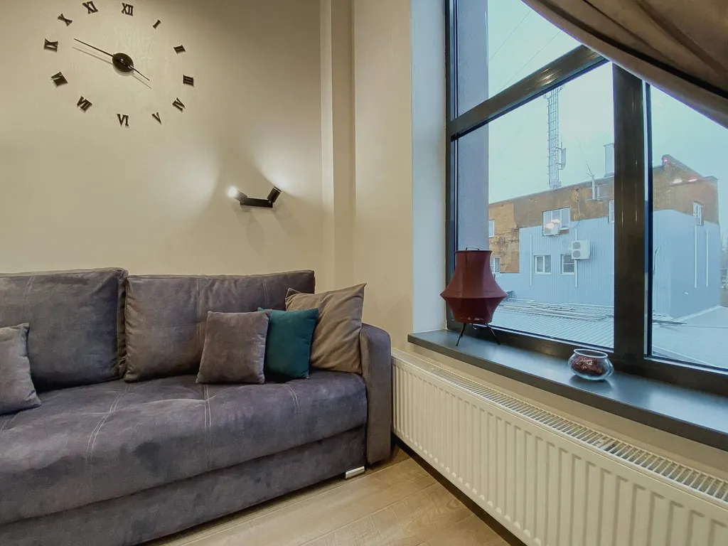 Дизайнерская двухуровневая студия с панорамными окнами