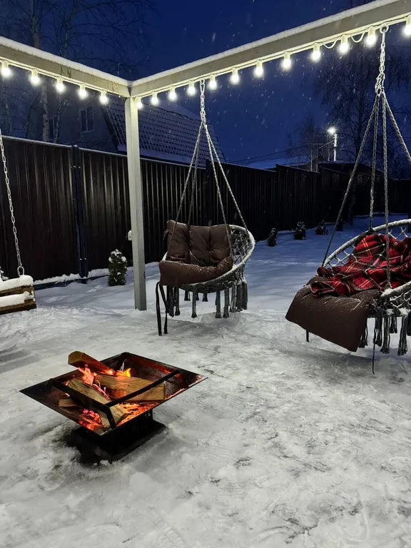Дом с купелью и сауной, костровой зоной, мангалом и качелями