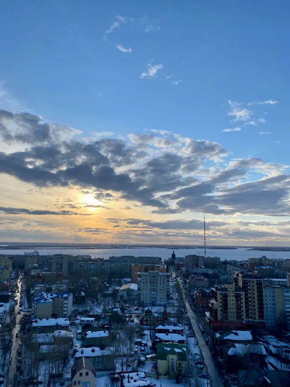 Желтая студия с панорамным видом на город и Двину