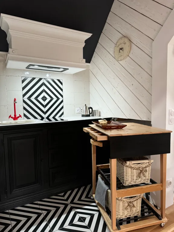 Двухуровневые апартаменты 33/3 house с камином и мангалом