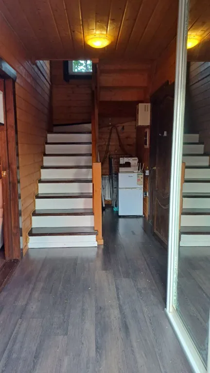 Деревянный дом в горах с видом на море