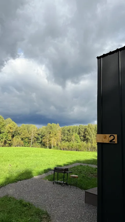 Домик с панорамной ванной в лесу