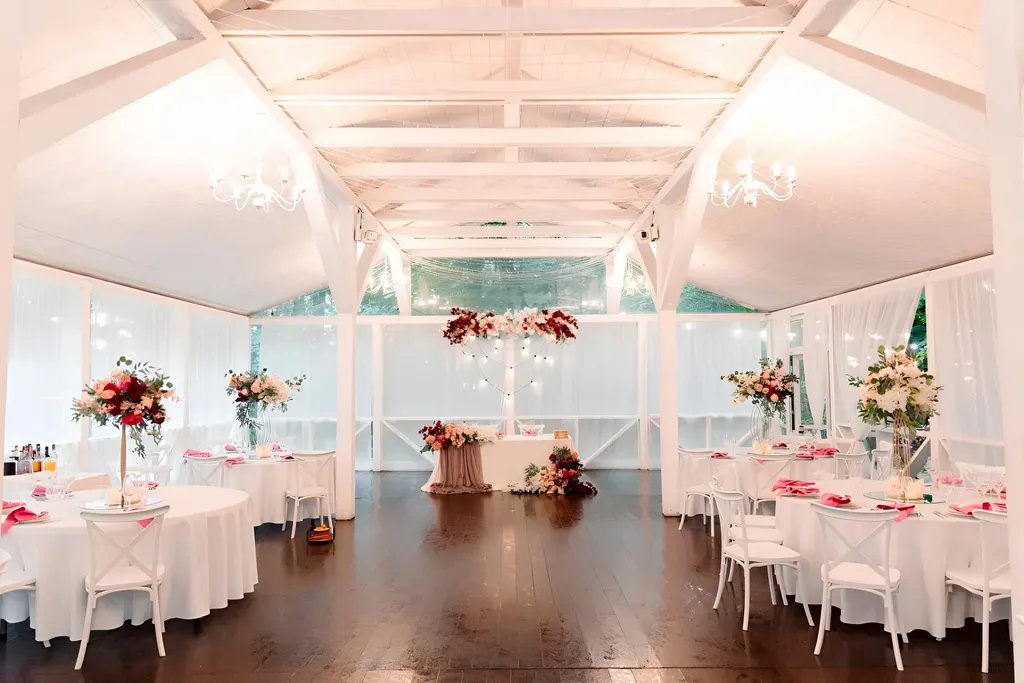 Белоснежная веранда и усадьба