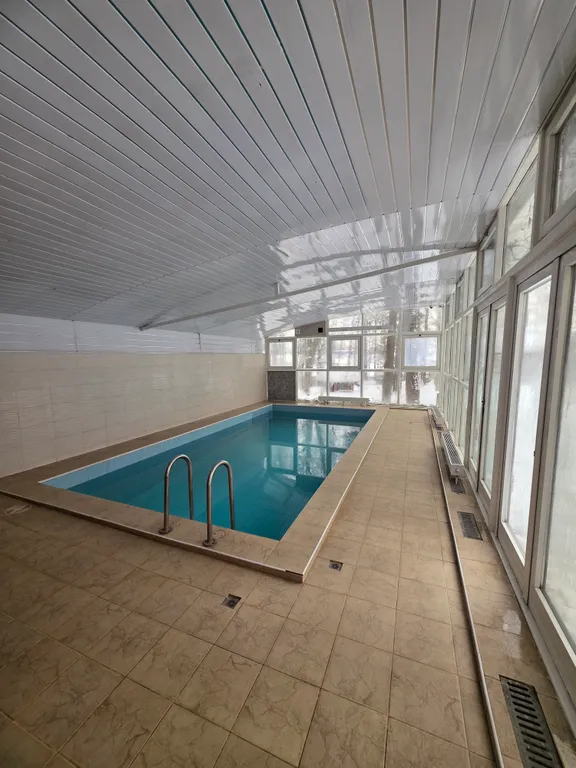 Загородный дом с бассейном и банкетным залом